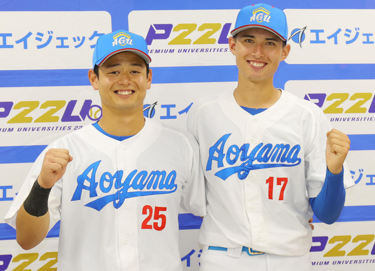 青学大対駒大　笑顔でガッツポーズの青学大・大手（左）とヴァデルナ（撮影・野上伸悟）
