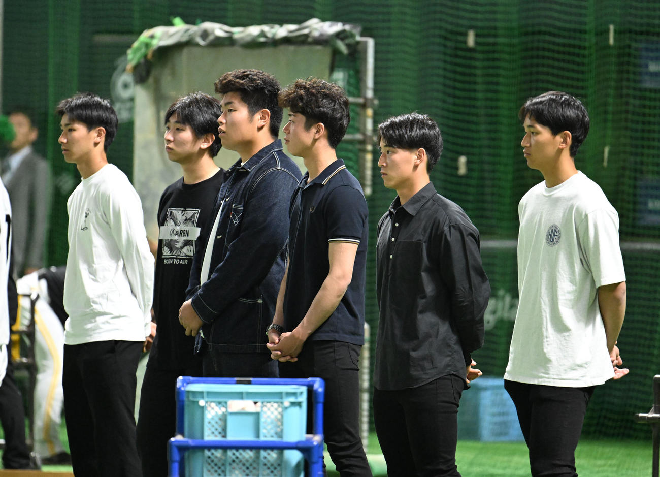 ソフトバンク対西武　試合前の練習を見学する前田悠（右端）、藤田悠（右から2人目）ら新人選手たち（撮影・林敢治）