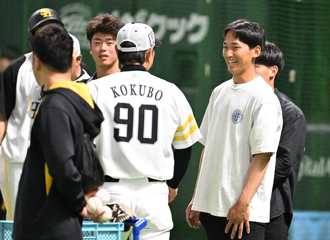ソフトバンク対西武　試合前の練習見学で小久保監督とあいさつする前田悠（左側）（撮影・林敢治）