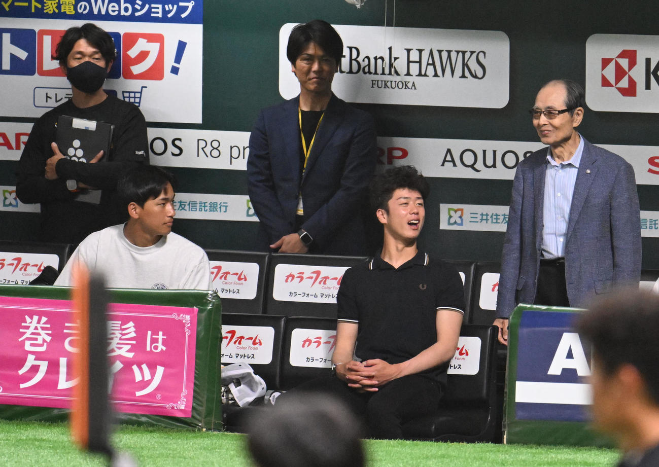 ソフトバンク対西武　試合前の練習見学で王会長（右側）と話す前田悠（左側）、長水（中央）（撮影・林敢治）