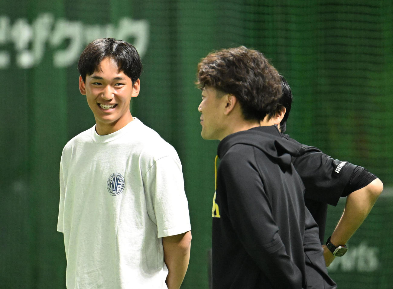 ソフトバンク対西武　試合前の練習見学で笑顔を見せる前田悠（左側）（撮影・林敢治）