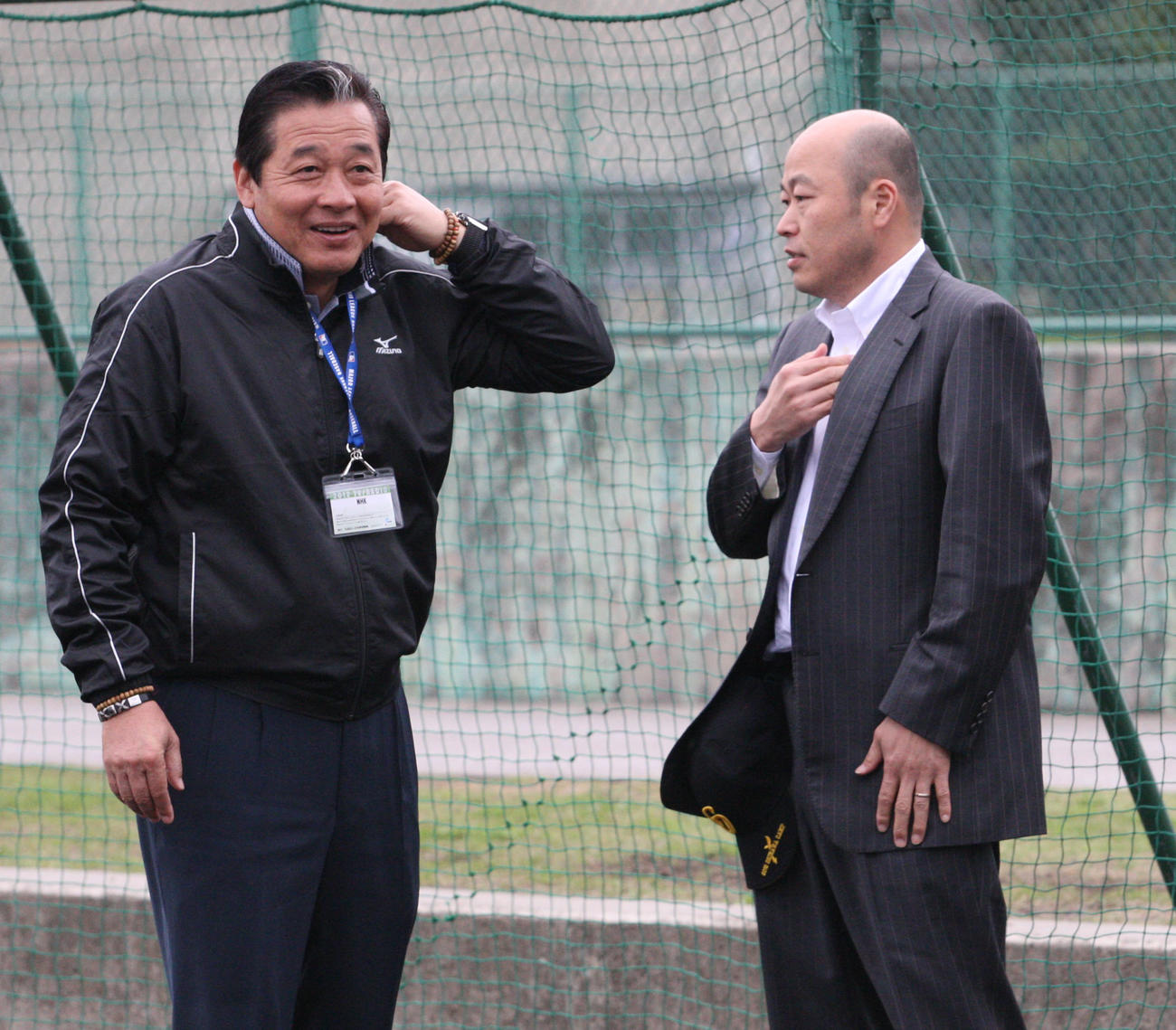 2012年2月、中日春季キャンプで梨田昌孝氏と話をする佐野慈紀氏