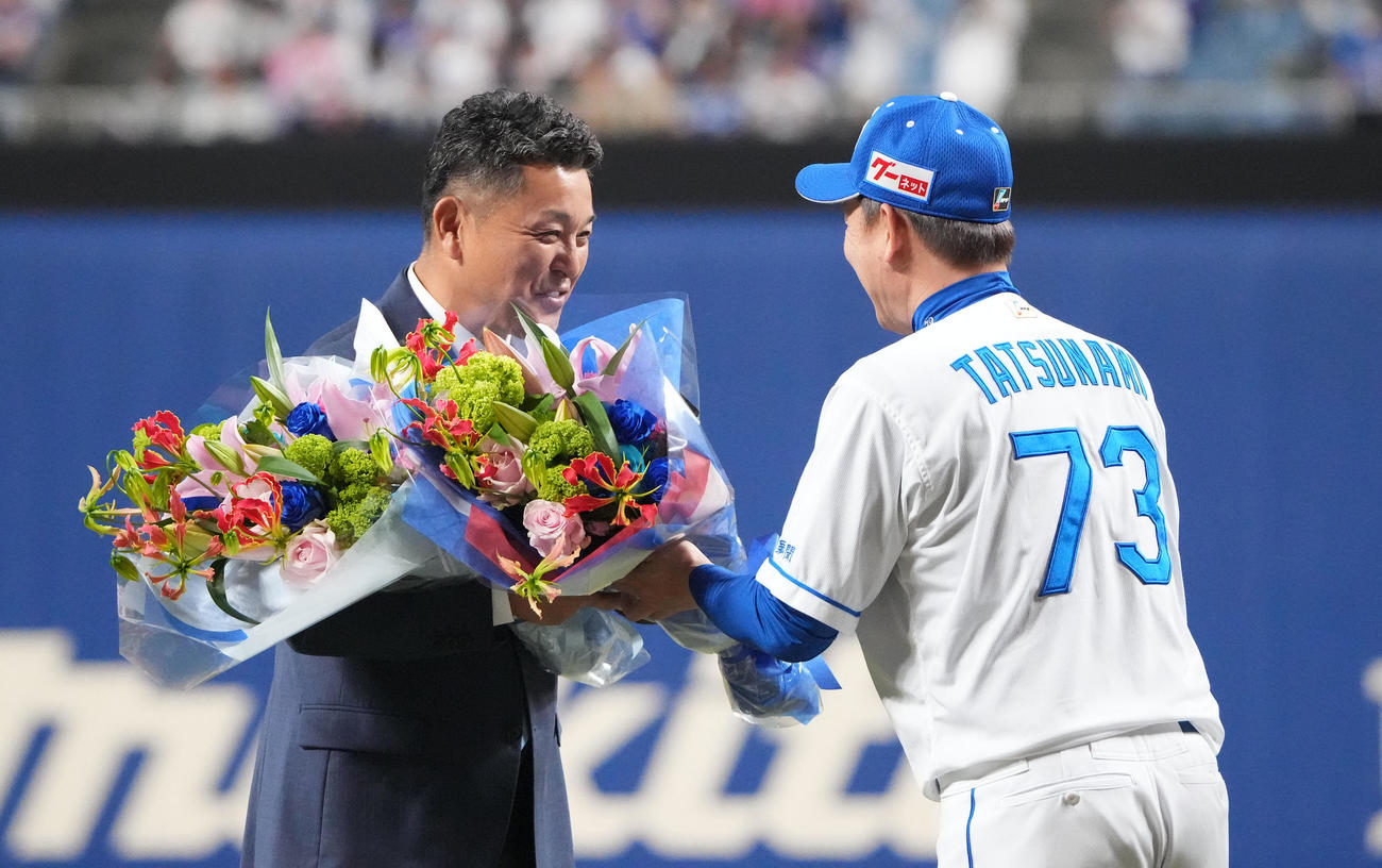 中日対DeNA　試合前に行われた野球殿堂入りセレモニーで立浪監督から花束を受け取る谷繁元信氏（左）（撮影・森本幸一）