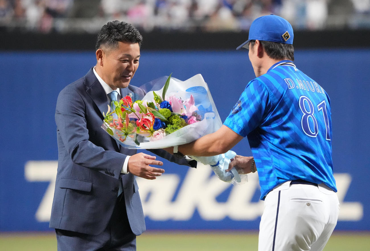 中日対DeNA　試合前に行われた野球殿堂入りセレモニーで三浦監督から花束を受け取る谷繁元信氏（左）（撮影・森本幸一）