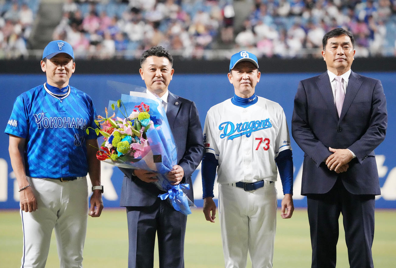 中日対DeNA　試合前に行われた野球殿堂入りセレモニーで記念撮影に納まる（左から）三浦監督、谷繁元信氏、立浪監督、山本昌氏（撮影・森本幸一）