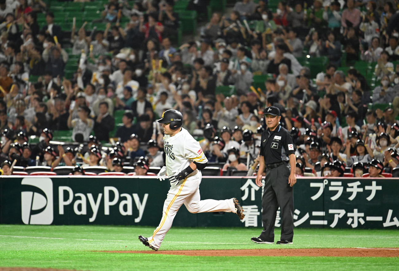 ソフトバンク対楽天　2回裏ソフトバンク無死、山川は先制本塁打を放つ（撮影・林敢治）