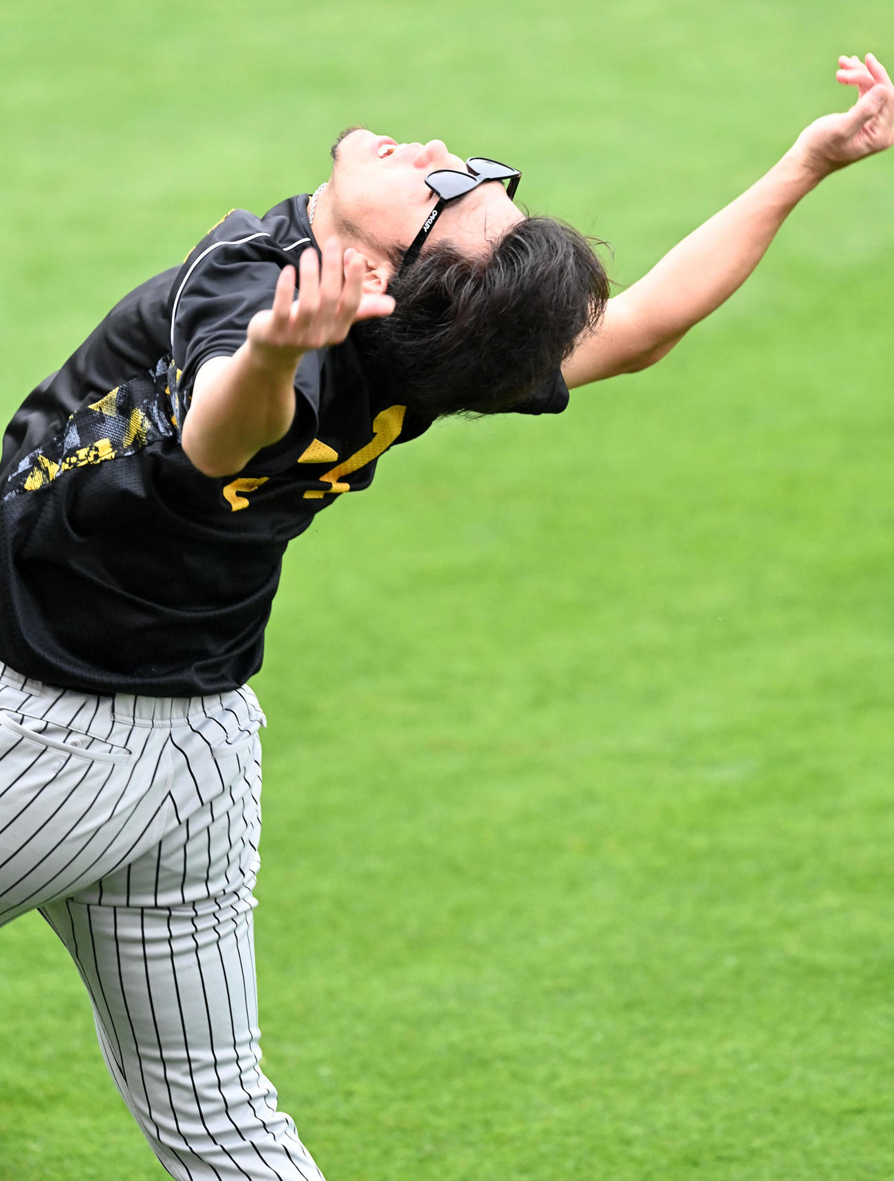 広島対阪神　入念にアップを行う伊藤将（撮影・前岡正明）