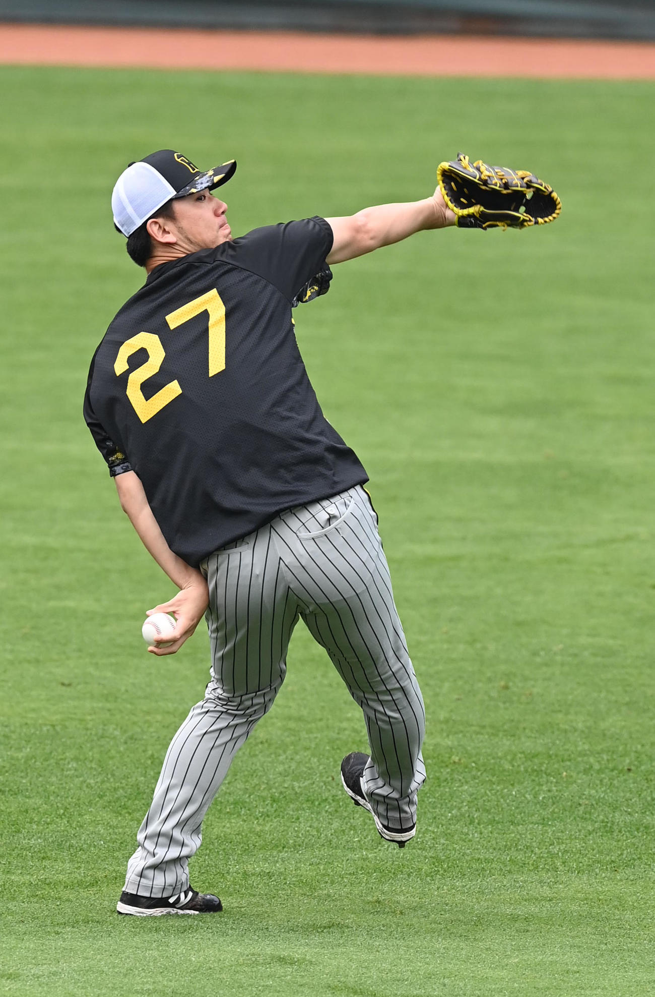 広島対阪神　キャッチボールを行う伊藤将（撮影・前岡正明）