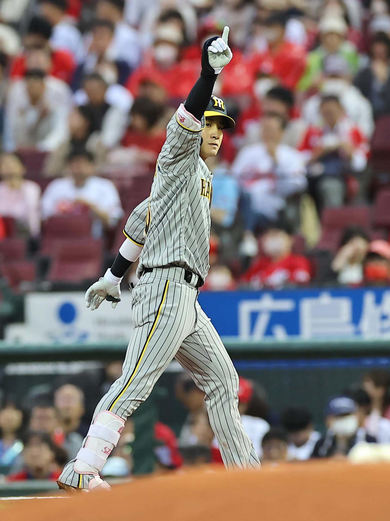広島対阪神　2回表阪神2死一塁、木浪は左前打を放つ（撮影・上田博志）