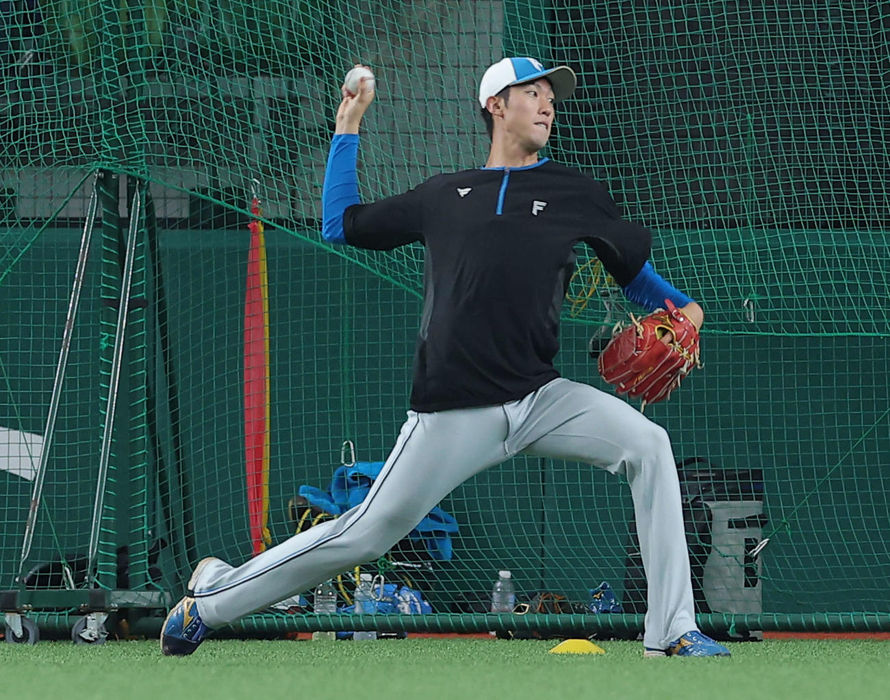 西武対日本ハム　試合前、キャッチボールする日本ハム福島（撮影・河田真司）