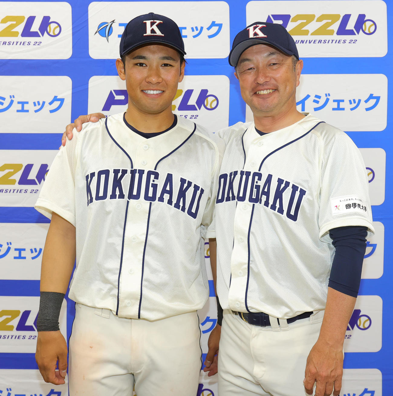 亜大対国学院大　満塁本塁打を放った国学院大・伊東（左）は、鳥山監督にねぎらわれ笑顔（撮影・野上伸悟）