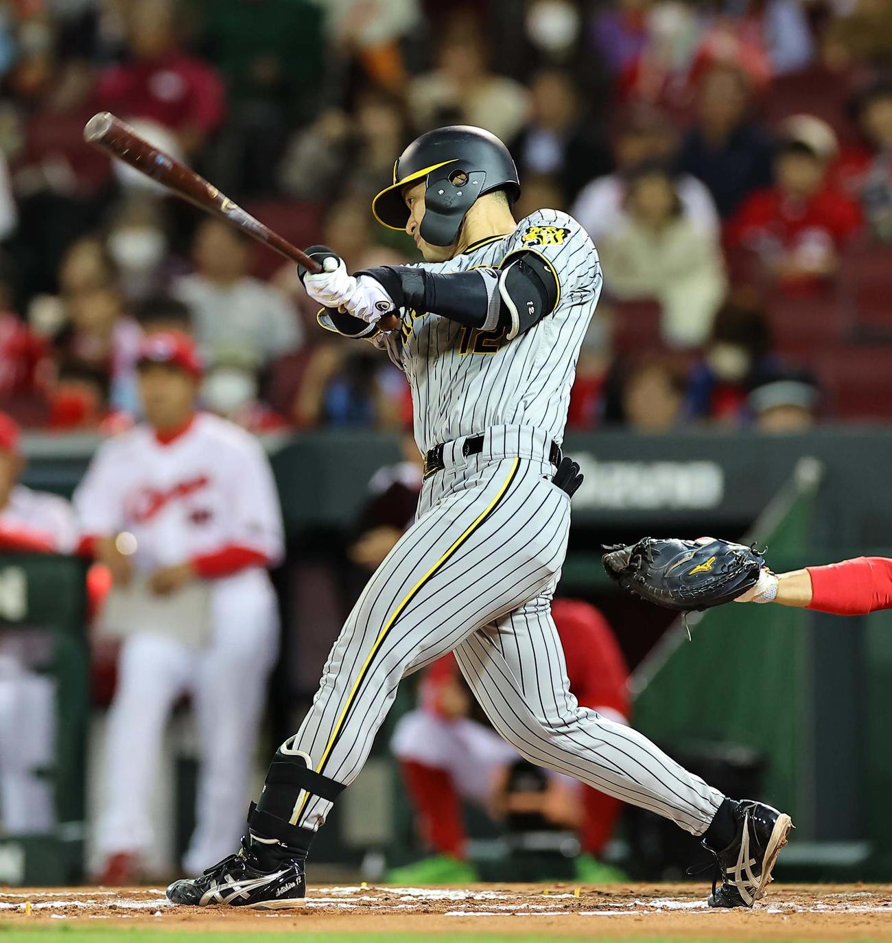 広島対阪神　6回表阪神1死一、三塁、坂本は右犠飛を放つ（撮影・上田博志）