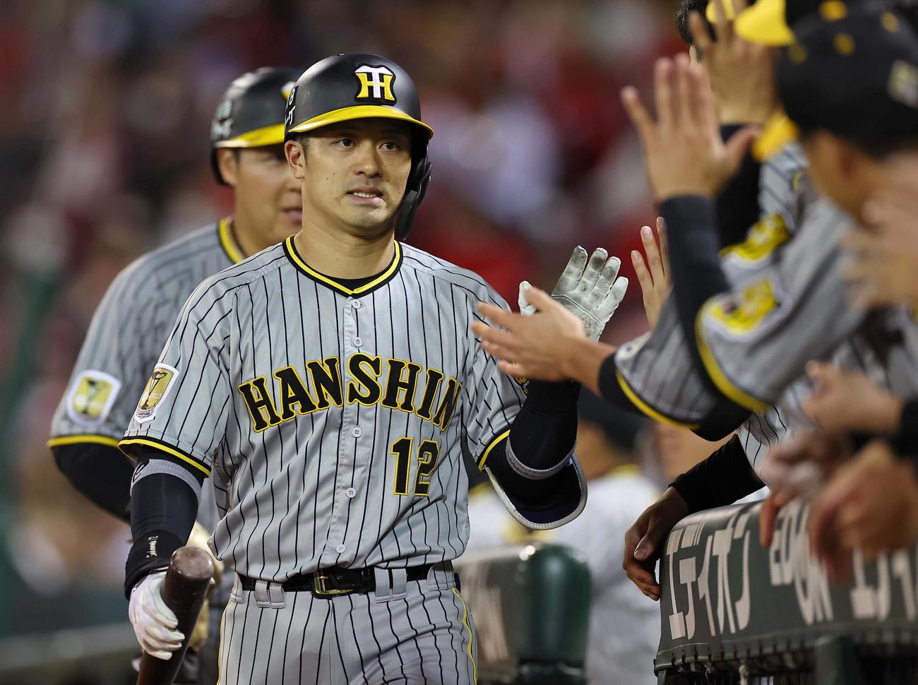 広島対阪神　6回表阪神1死一、三塁、右犠飛を放った坂本はナインとハイタッチする（撮影・上田博志）