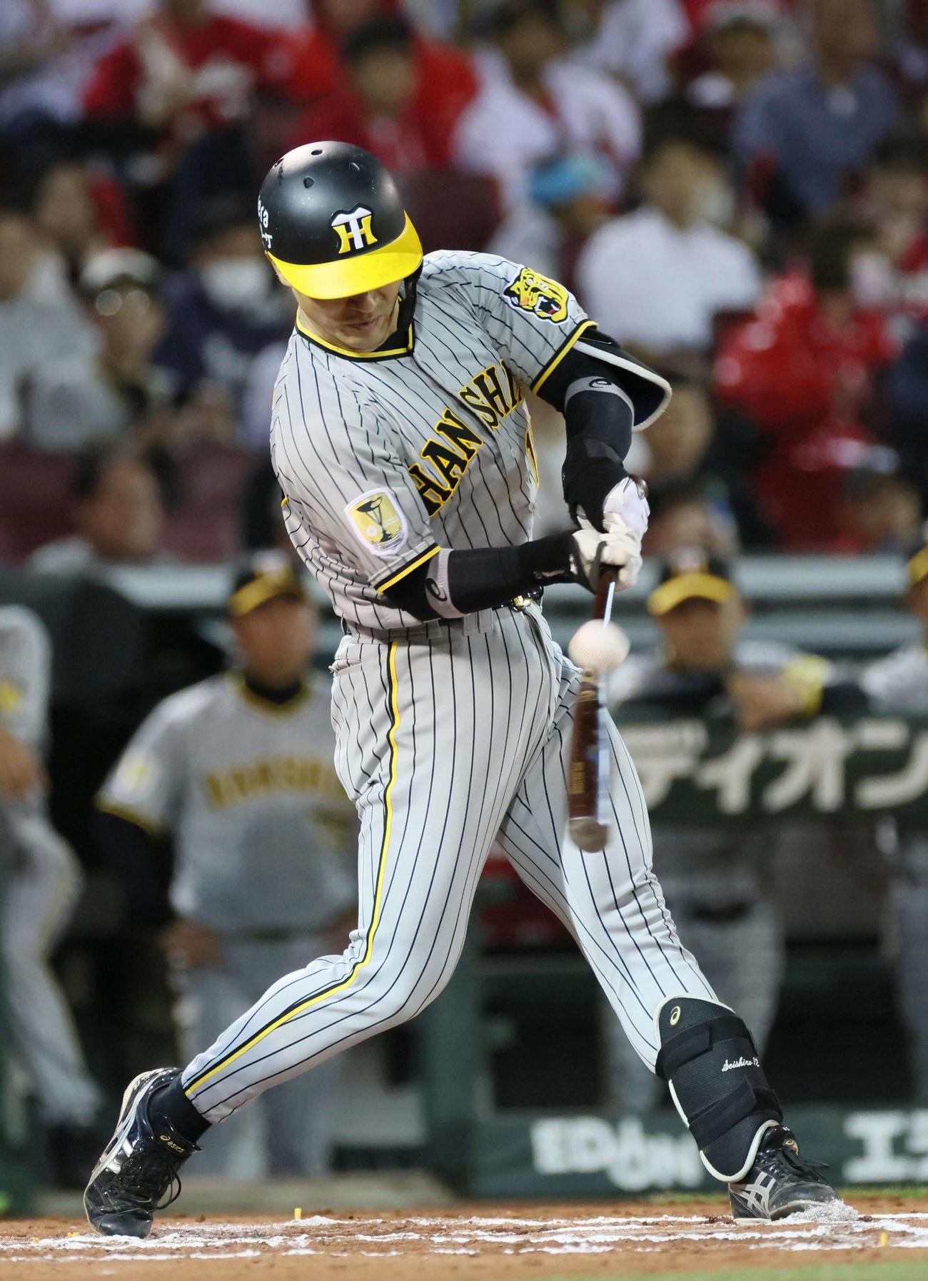 広島対阪神　6回表阪神1死一、三塁、坂本は右犠飛を放つ（撮影・加藤孝規）