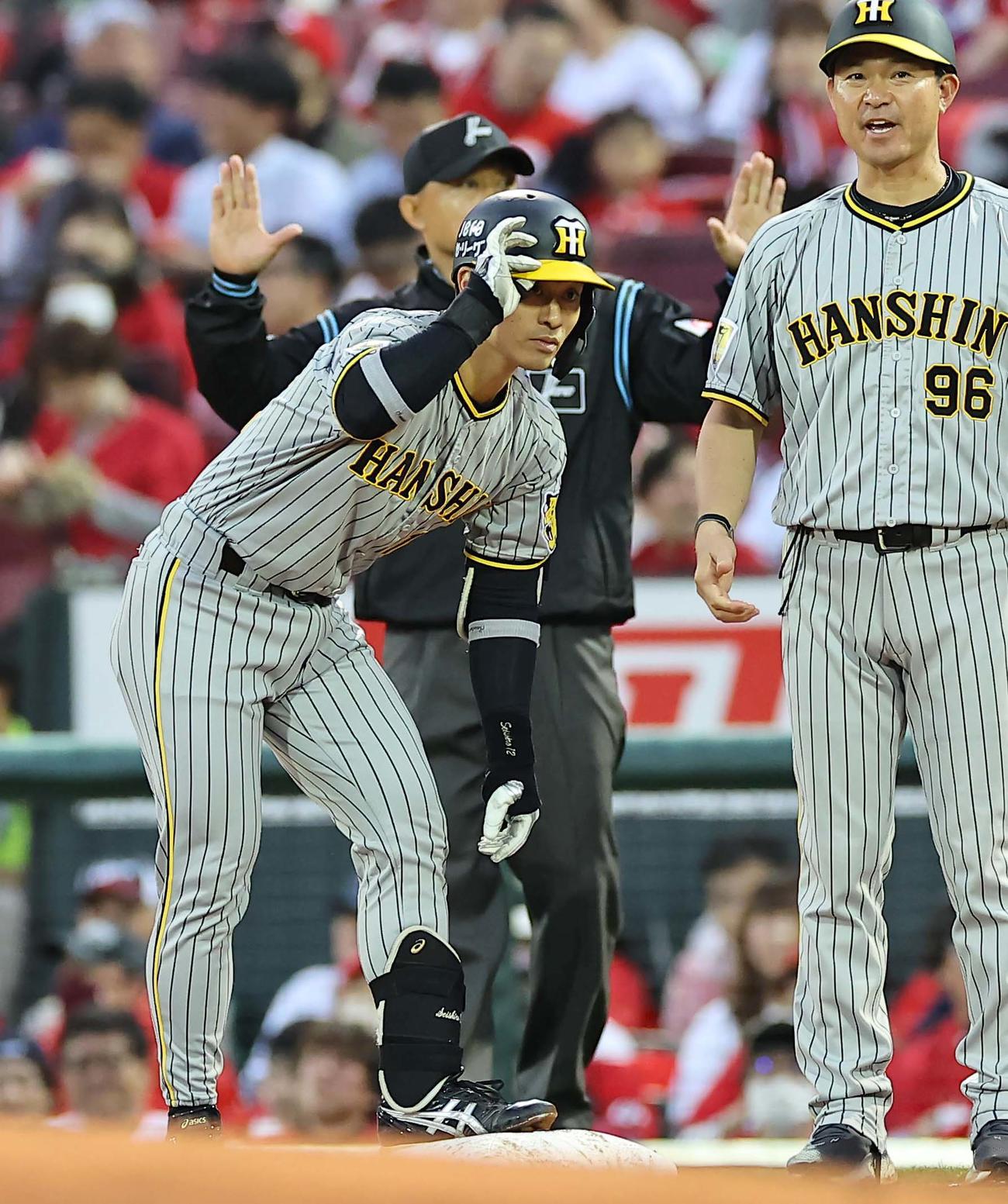 広島対阪神　2回表阪神2死二塁、坂本は中前に同点適時打を放つ（撮影・上田博志）