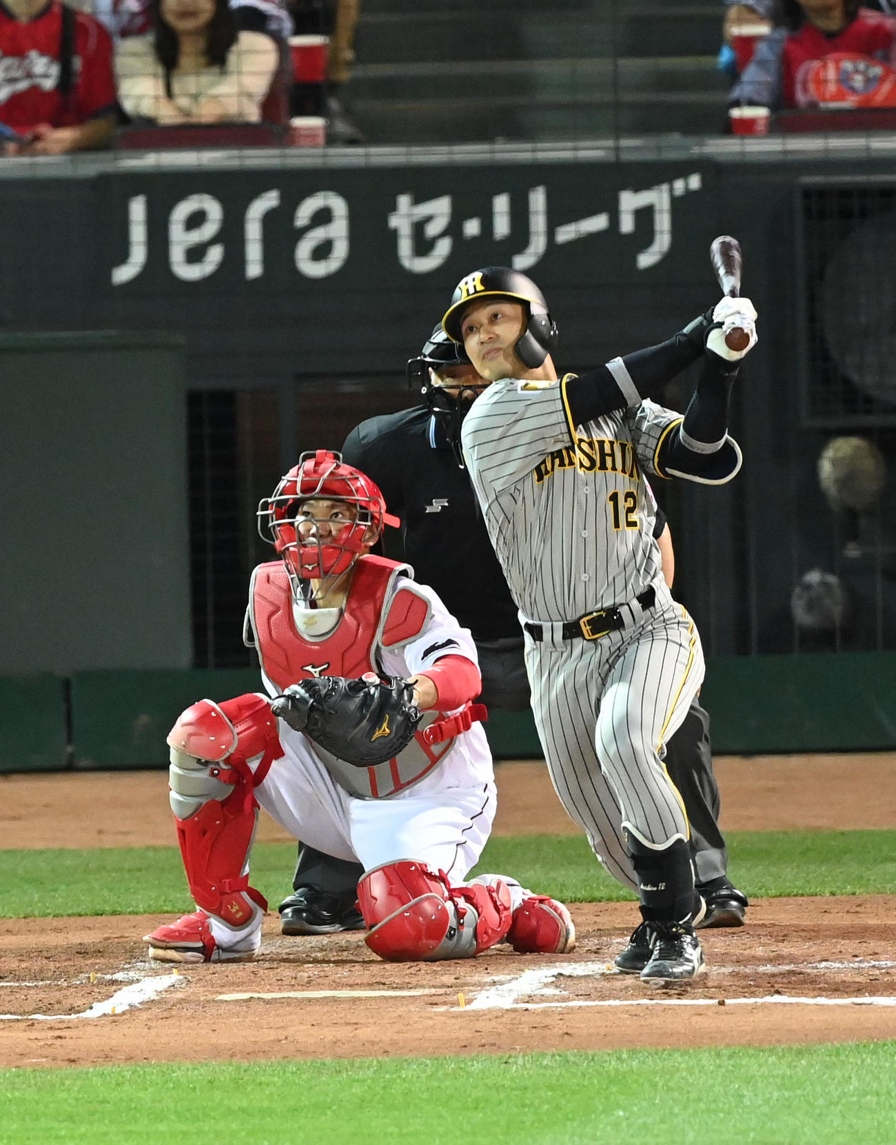 広島対阪神　6回表阪神1死一、三塁、坂本は右犠飛を放つ（撮影・前岡正明）