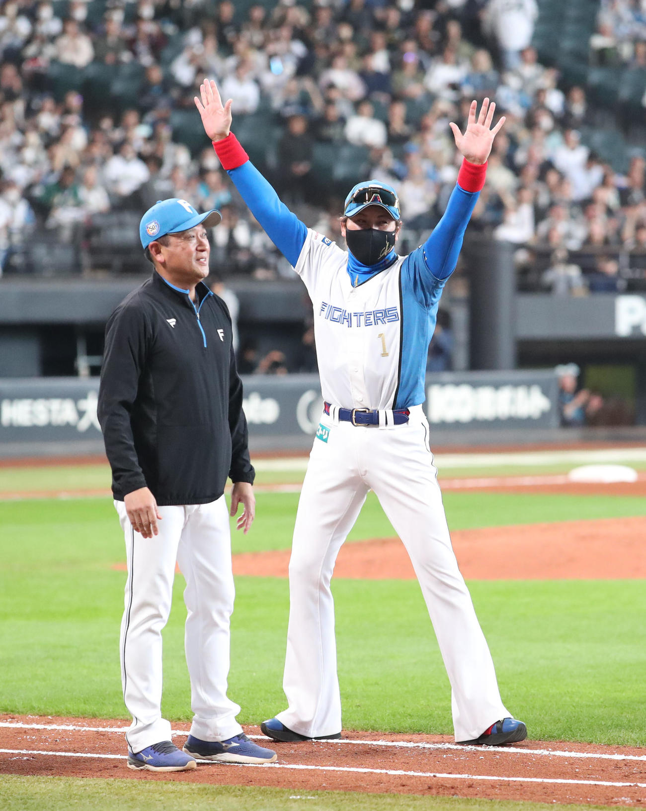 日本ハム対オリックス　オリックスに勝利し笑顔で引き揚げる日本ハム新庄監督（左）（撮影・佐藤翔太）
