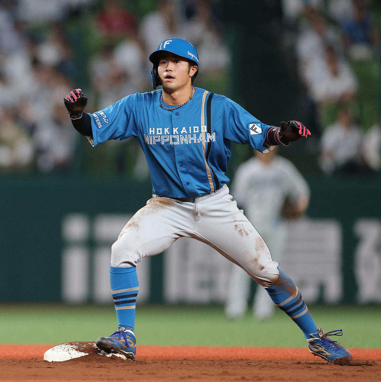 西武対日本ハム　3回表日本ハム無死一塁、二盗を決める細川（撮影・河田真司）
