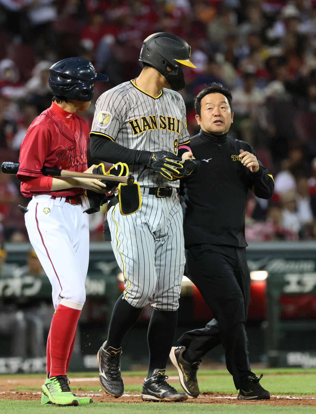 広島対阪神　4回表阪神無死一、二塁、佐藤輝は死球（撮影・加藤孝規）