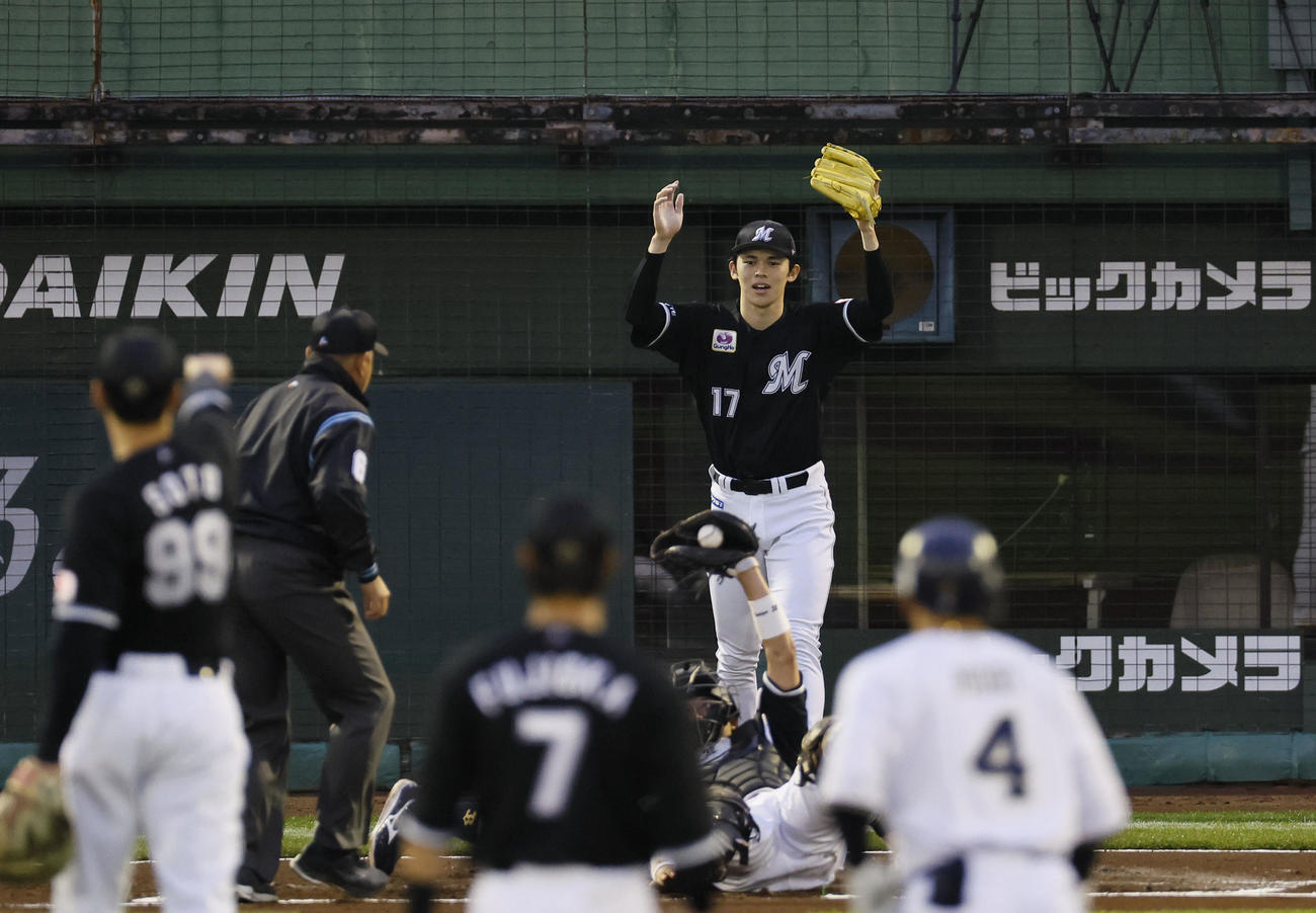 オリックス対ロッテ　1回裏オリックス無死一塁、森の左越え二塁打で一走西川が本塁を狙うもタッチアウトになり、喜ぶ佐々木（撮影・藤尾明華）