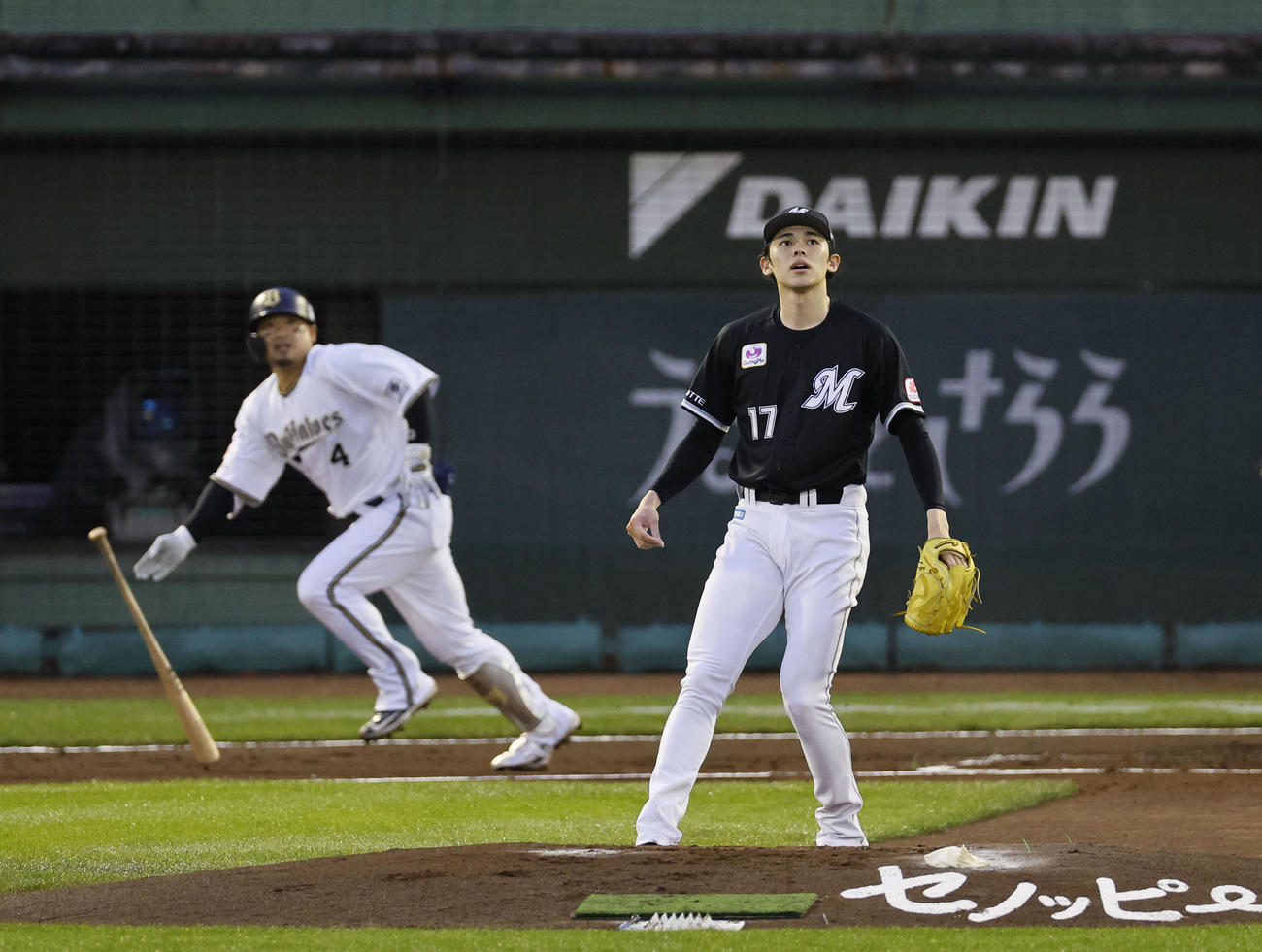 オリックス対ロッテ　1回裏オリックス無死一塁、森に左越え二塁打を許す佐々木（撮影・藤尾明華）