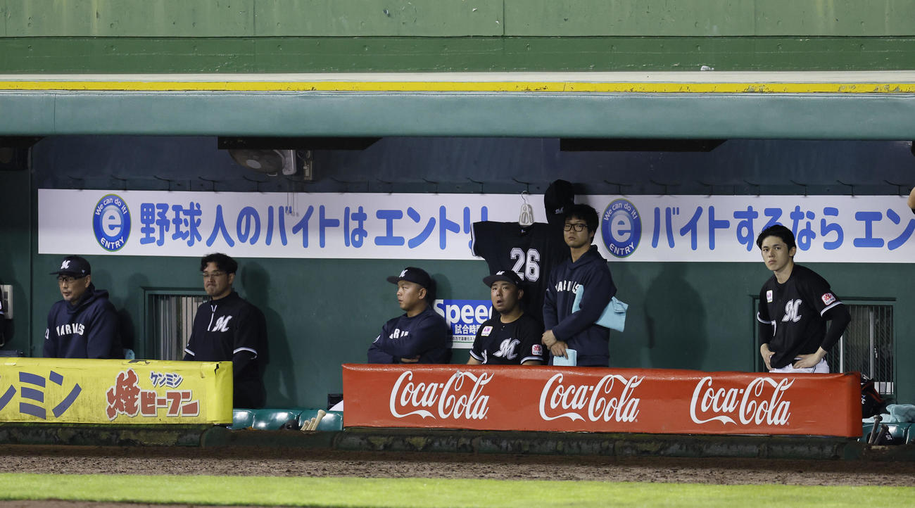 オリックス対ロッテ　8回、ベンチから試合を見つめるロッテ佐々木（右端）。左端は吉井監督（撮影・藤尾明華）