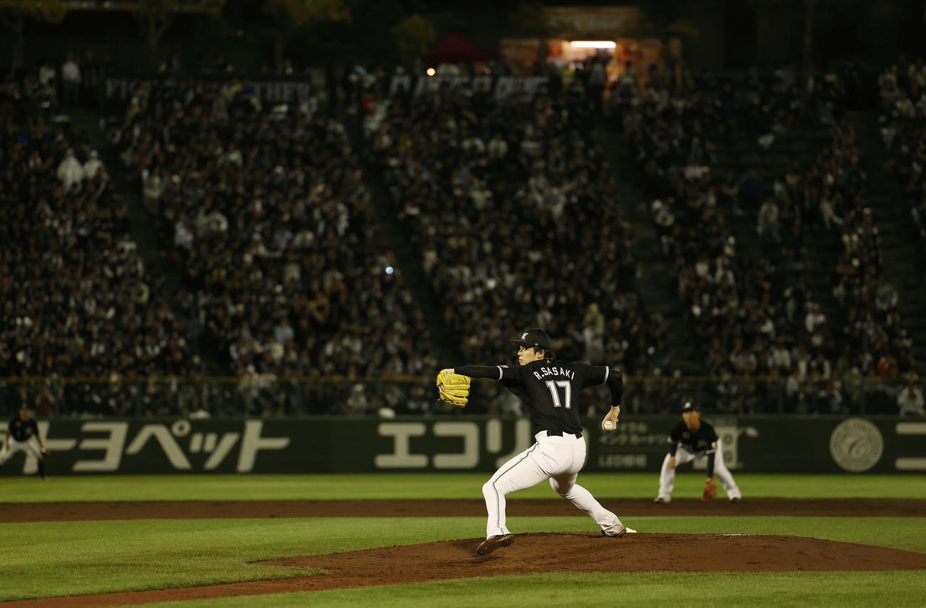 オリックス対ロッテ　5回裏、力投するロッテ佐々木（撮影・前田充）