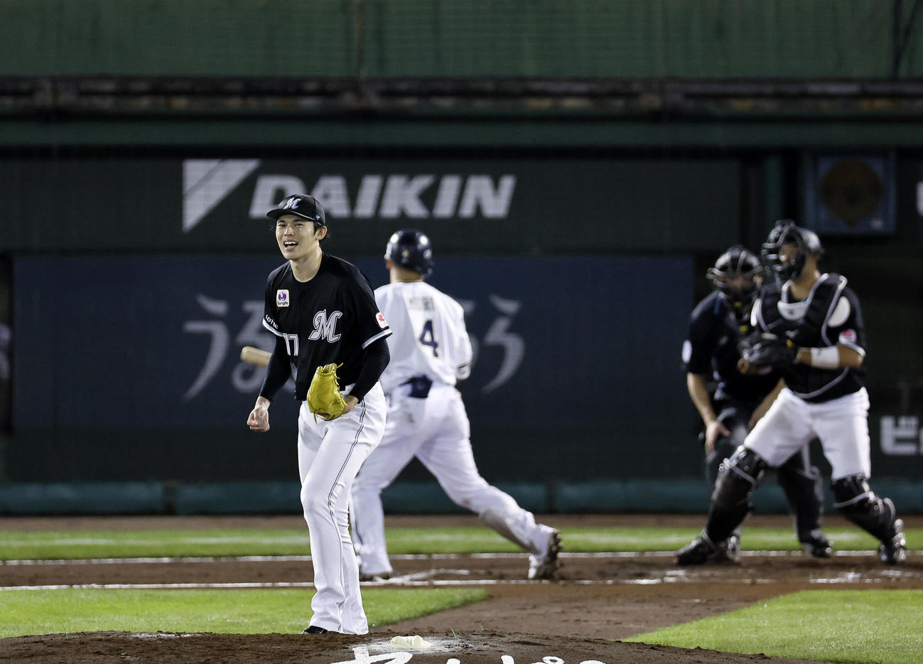 オリックス対ロッテ　6回裏オリックス無死、森を空振り三振に仕留めガッツポーズをする佐々木（撮影・藤尾明華）