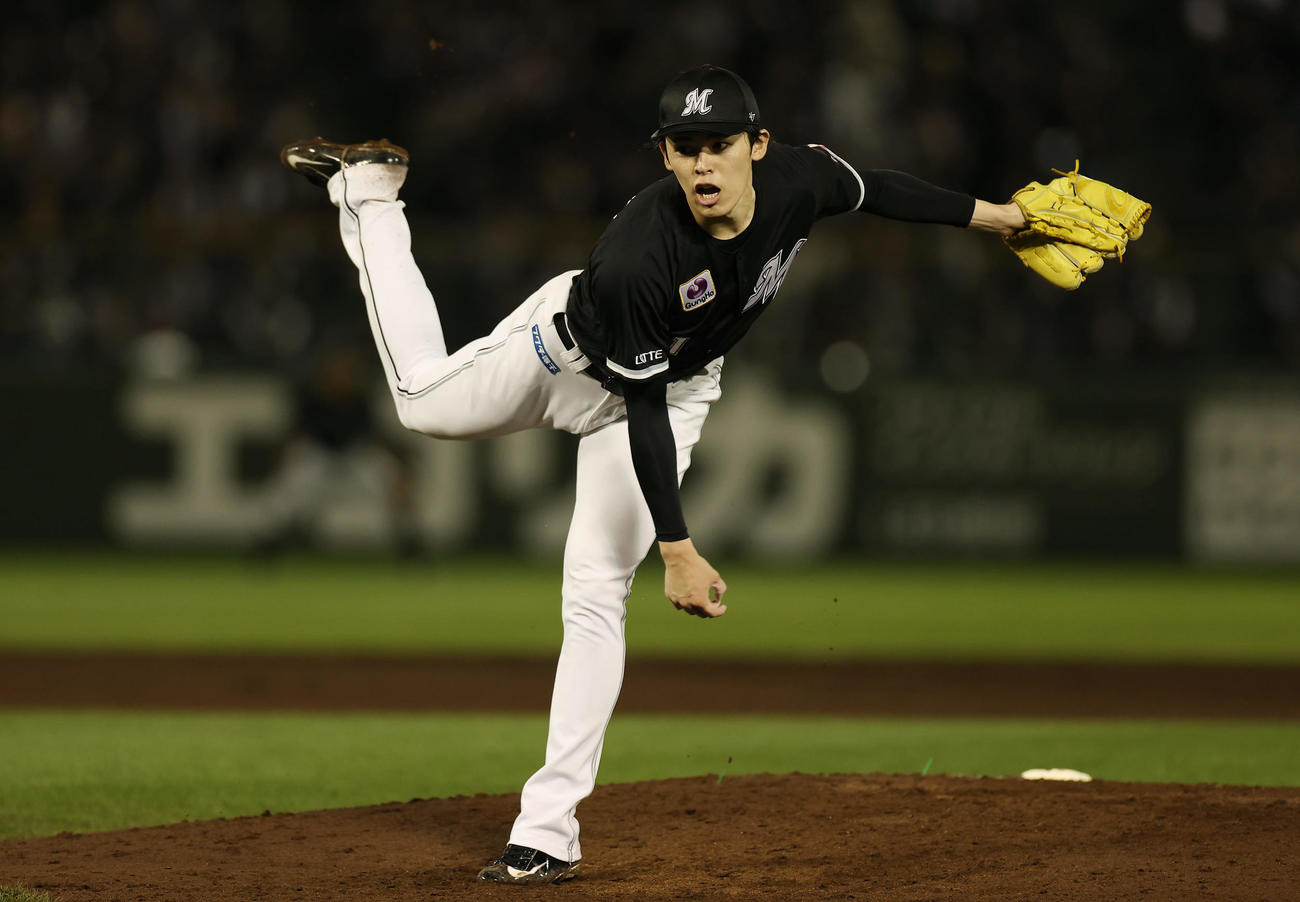 オリックス対ロッテ　5回裏、力投するロッテ佐々木（撮影・前田充）