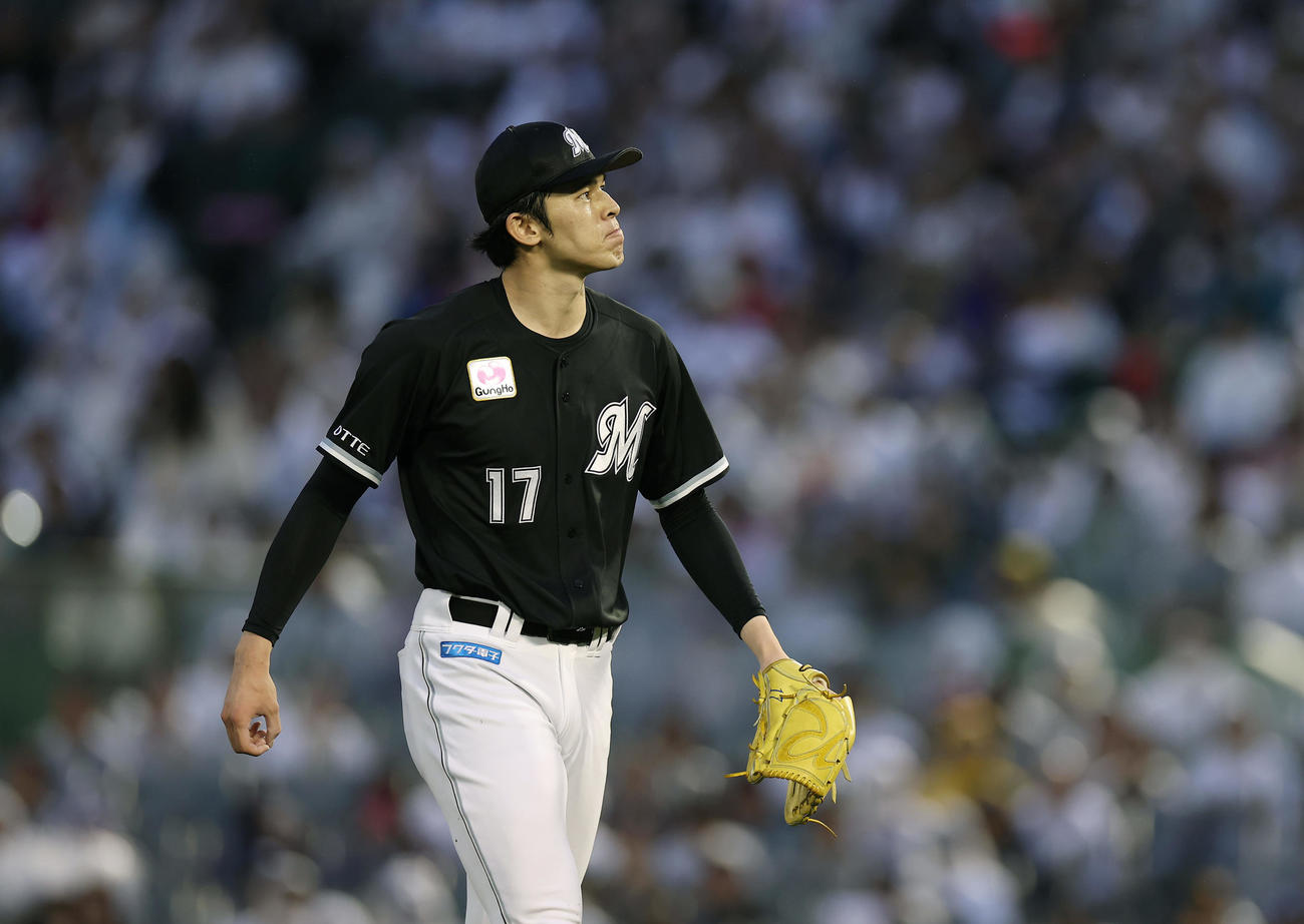オリックス対ロッテ　2回裏を投げ終えベンチへ戻るロッテ佐々木（撮影・前田充）
