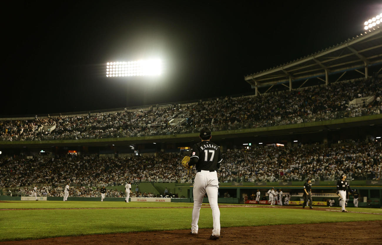 オリックス対ロッテ　7回裏のマウンドに向かうロッテ佐々木（撮影・前田充）