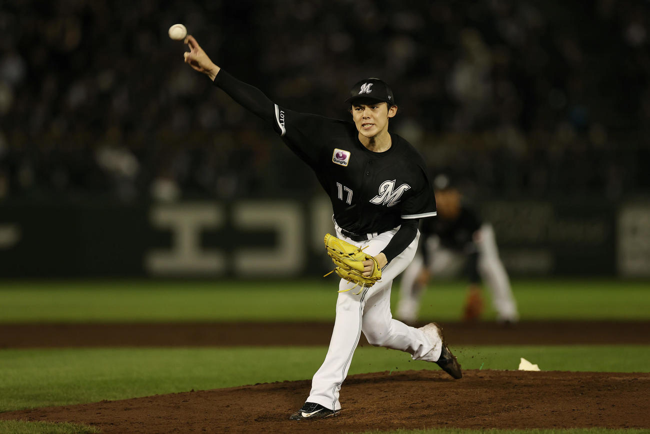 オリックス対ロッテ　5回裏、力投するロッテ佐々木（撮影・前田充）