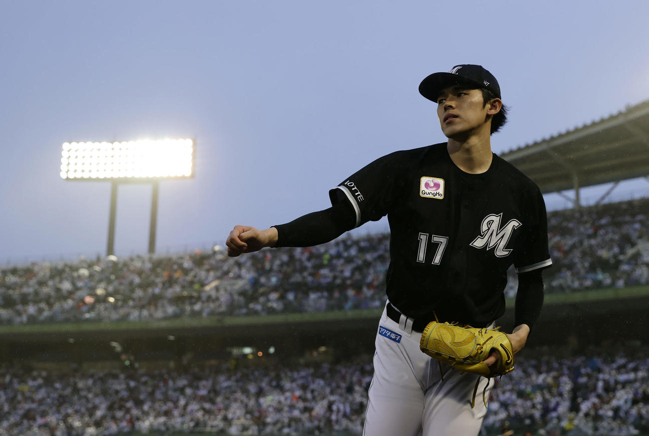 オリックス対ロッテ　3回裏の投球に備える佐々木（撮影・前田充）