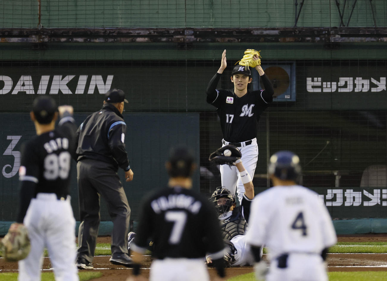 オリックス対ロッテ　1回裏オリックス無死一塁、森の左越え二塁打で一走西川が本塁を狙うもタッチアウトになり、喜ぶ佐々木（撮影・藤尾明華）