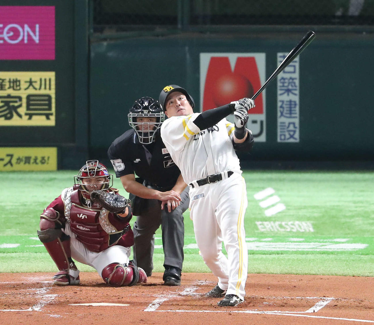 ソフトバンク対楽天　2回裏ソフトバンク無死、山川は中越えに先制本塁打を放つ（撮影・梅根麻紀）