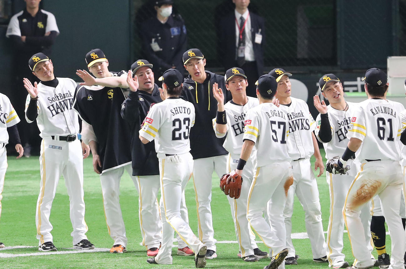 ソフトバンク対楽天　ナインをハイタッチで出迎える左から小久保監督、有原、山川、柳田（撮影・梅根麻紀）