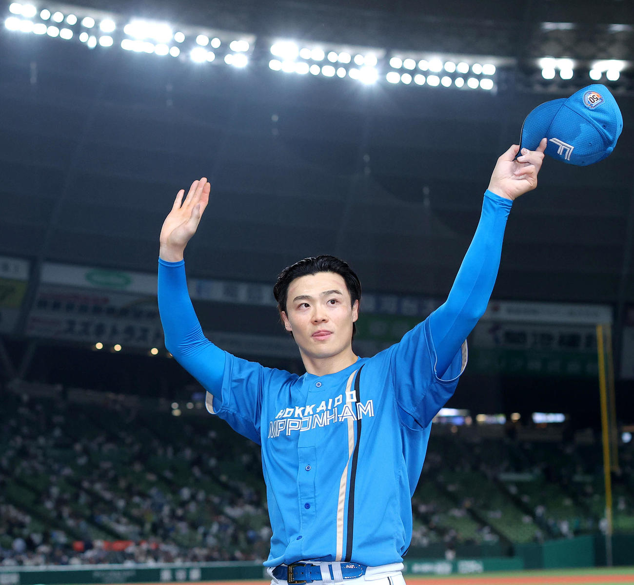 西武対日本ハム　西武に完投勝利し、声援に笑顔で応える日本ハム山崎（撮影・河田真司）