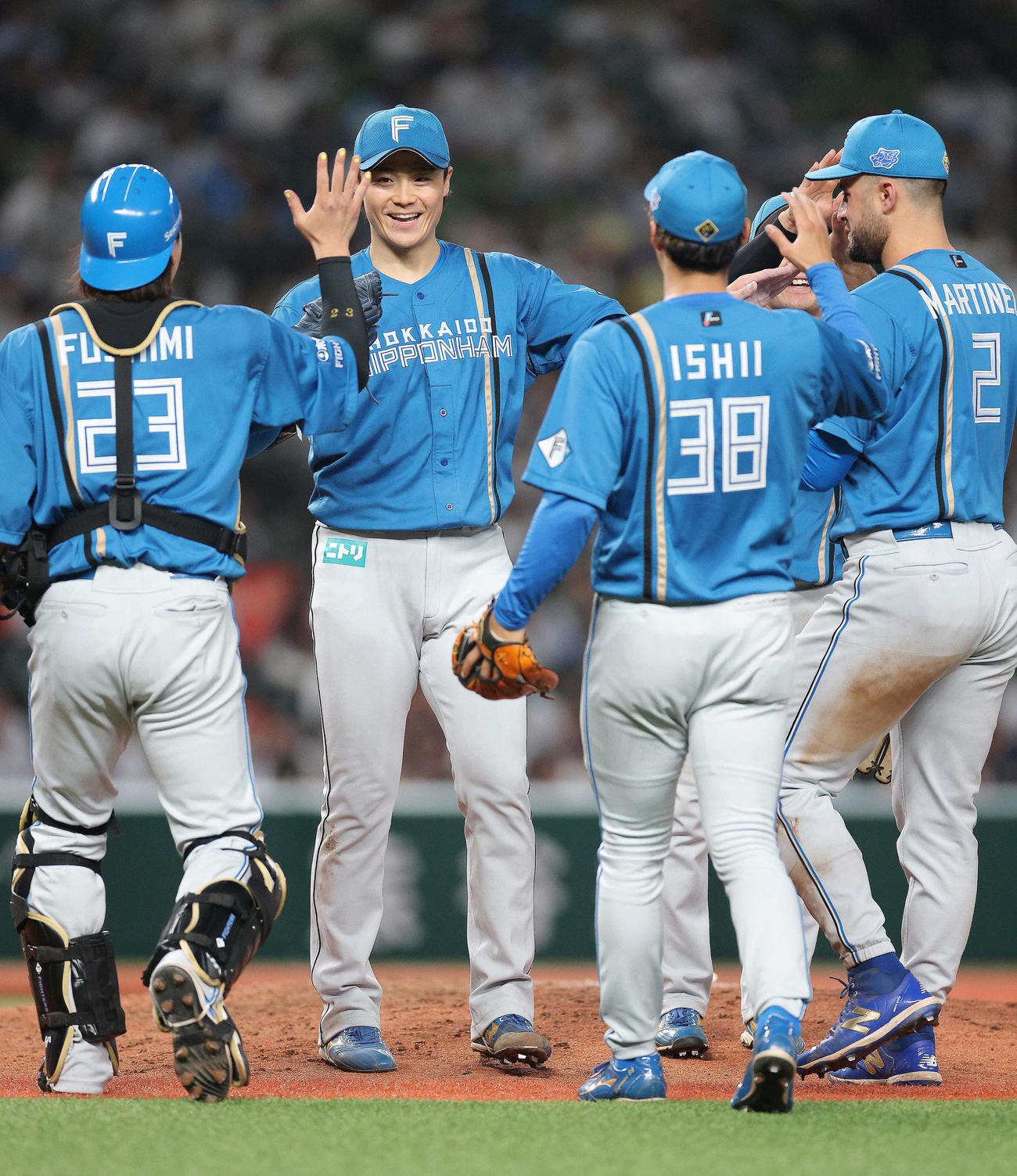 西武対日本ハム　西武に完投勝利しチームメートに迎えられる日本ハム山崎（左から2人目）（撮影・河田真司）