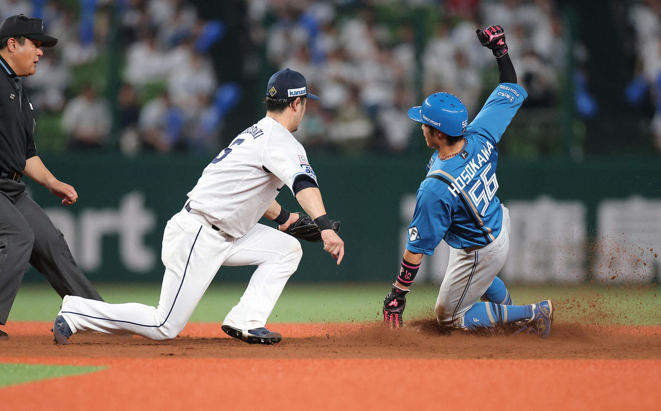 西武対日本ハム　7回表日本ハム2死一塁、二盗を決める細川（撮影・河田真司）