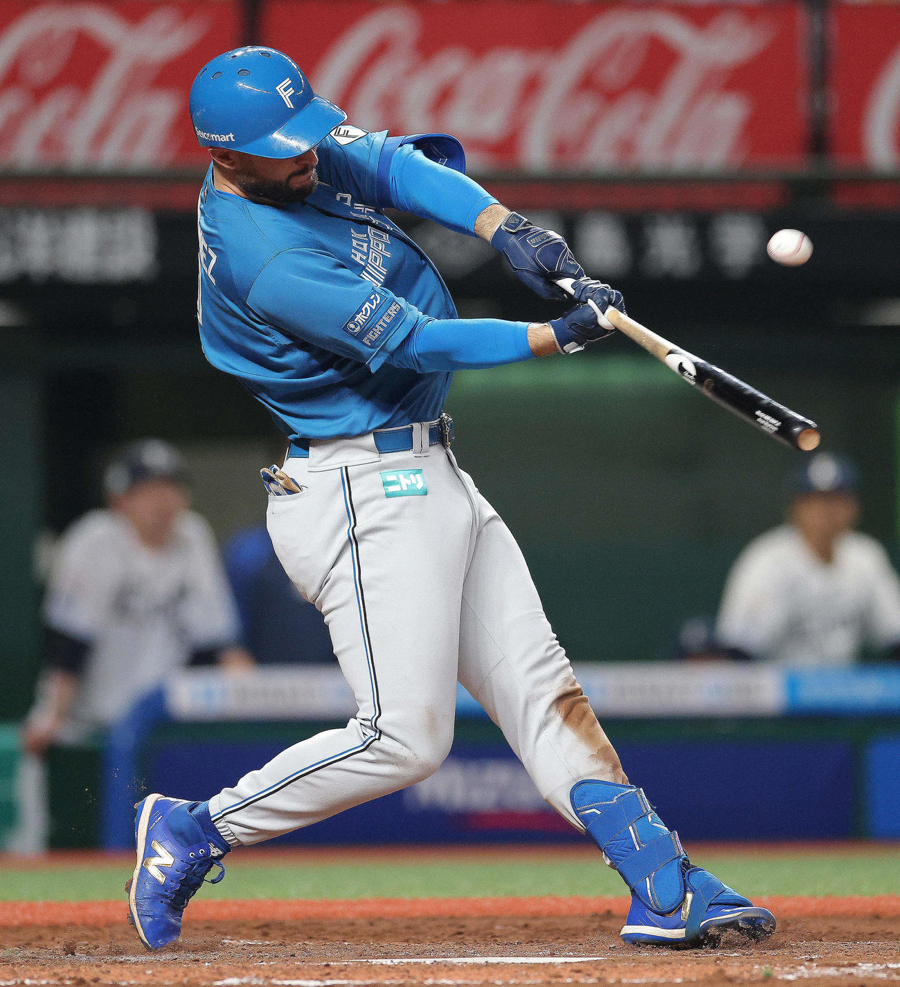 西武対日本ハム　8回表日本ハム無死三塁、左犠飛を放つマルティネス（撮影・河田真司）