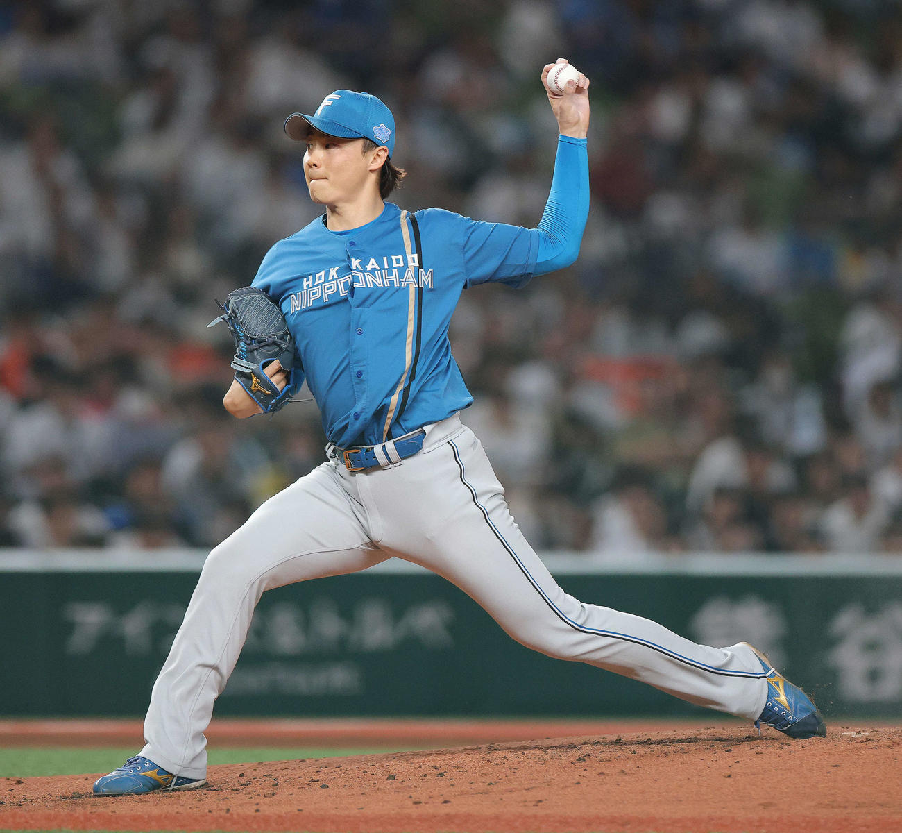 西武対日本ハム　2回裏、力投する山崎（撮影・河田真司）