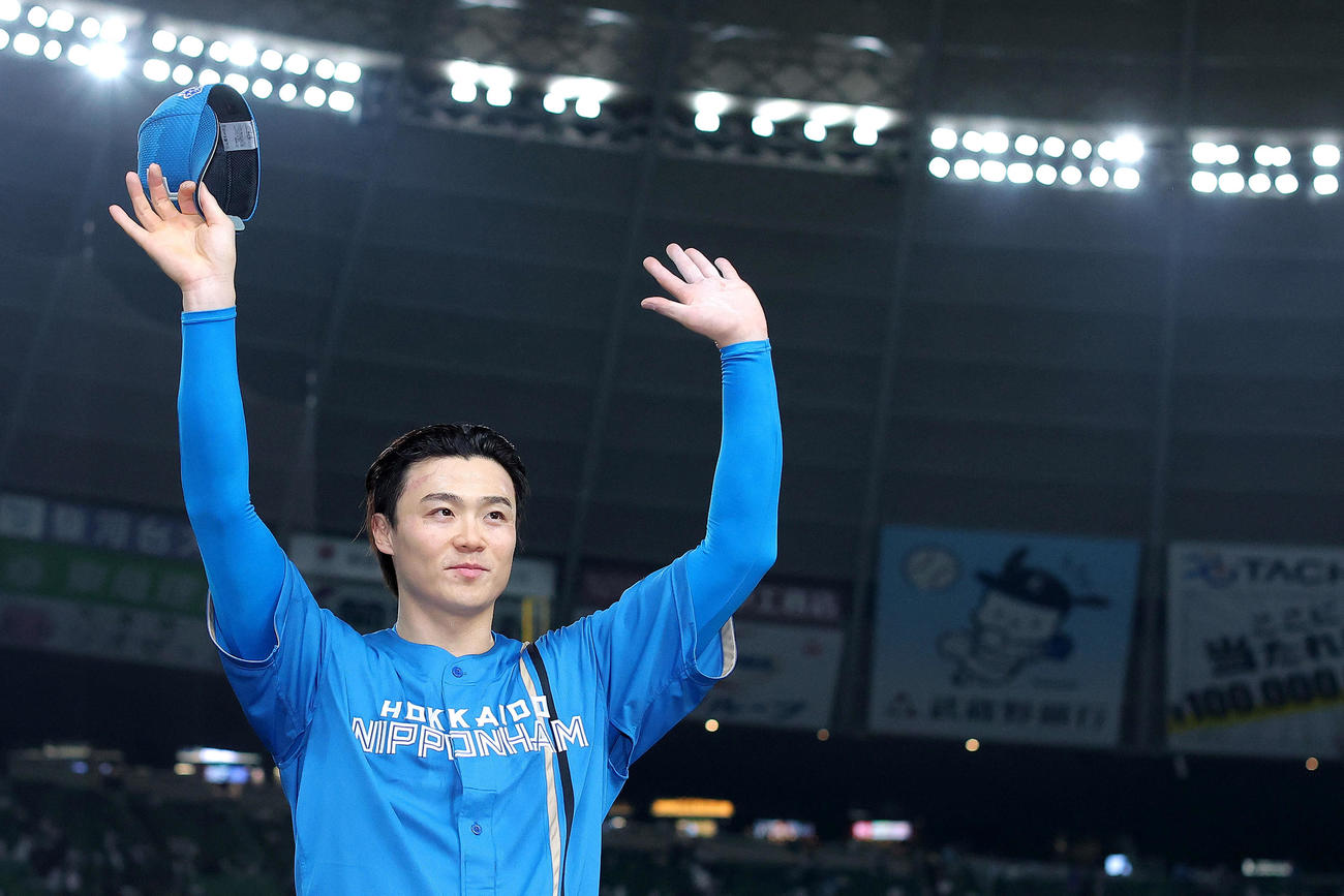 西武対日本ハム　西武に完投勝利し、声援に笑顔で応える日本ハム山崎（撮影・河田真司）