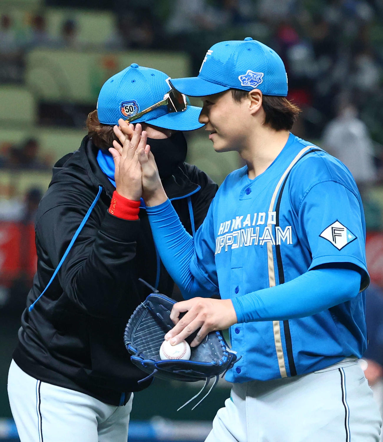 西武対日本ハム　西武に勝利し山崎（右）らナインを迎える日本ハム新庄監督（撮影・河田真司）