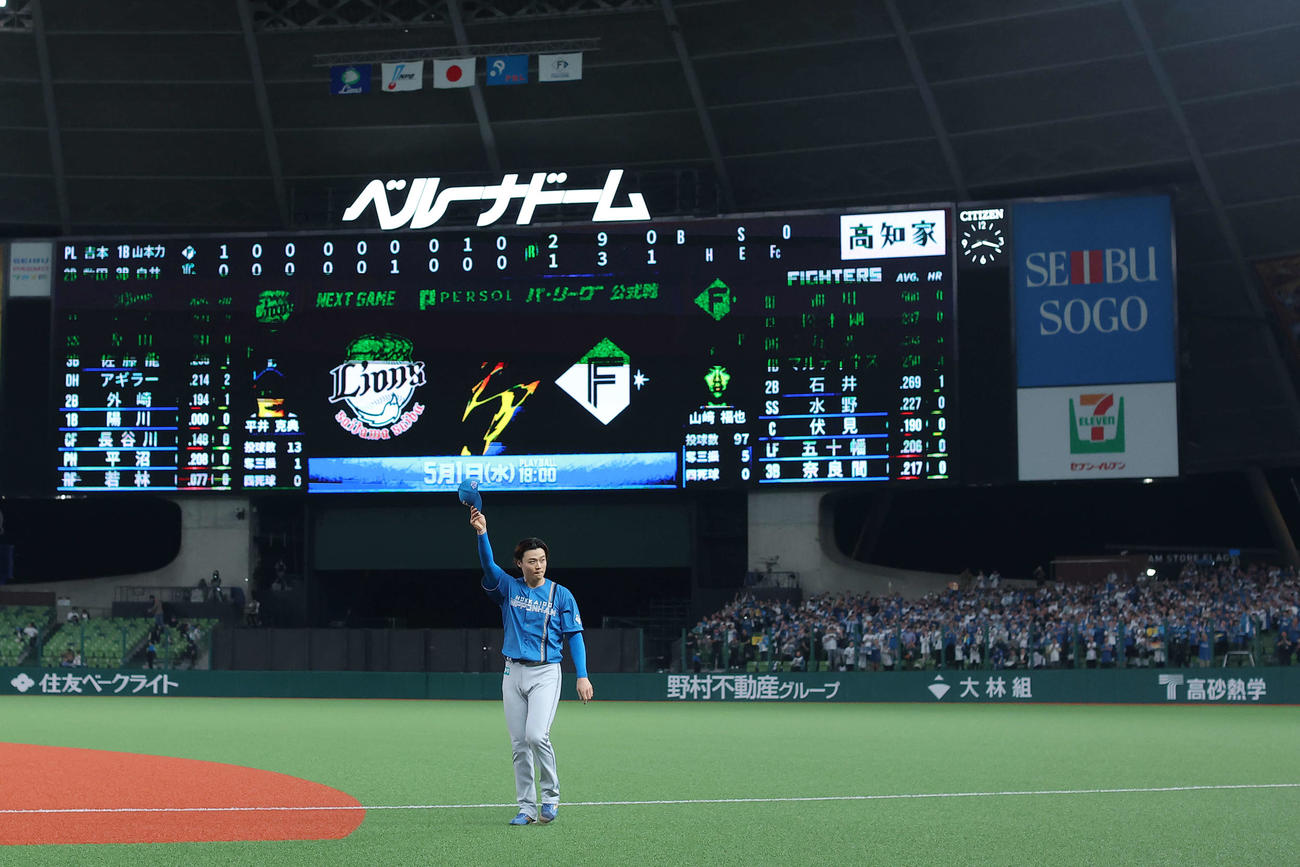 西武対日本ハム　西武に完投勝利し、声援に応える日本ハム山崎（撮影・河田真司）