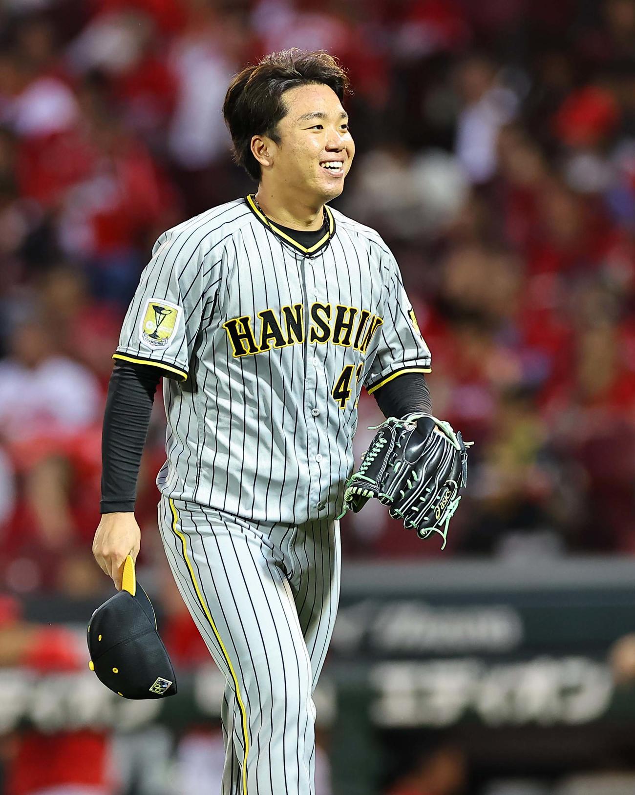 広島対阪神　好投する村上は笑顔を見せながらベンチに引き揚げる（撮影・上田博志）