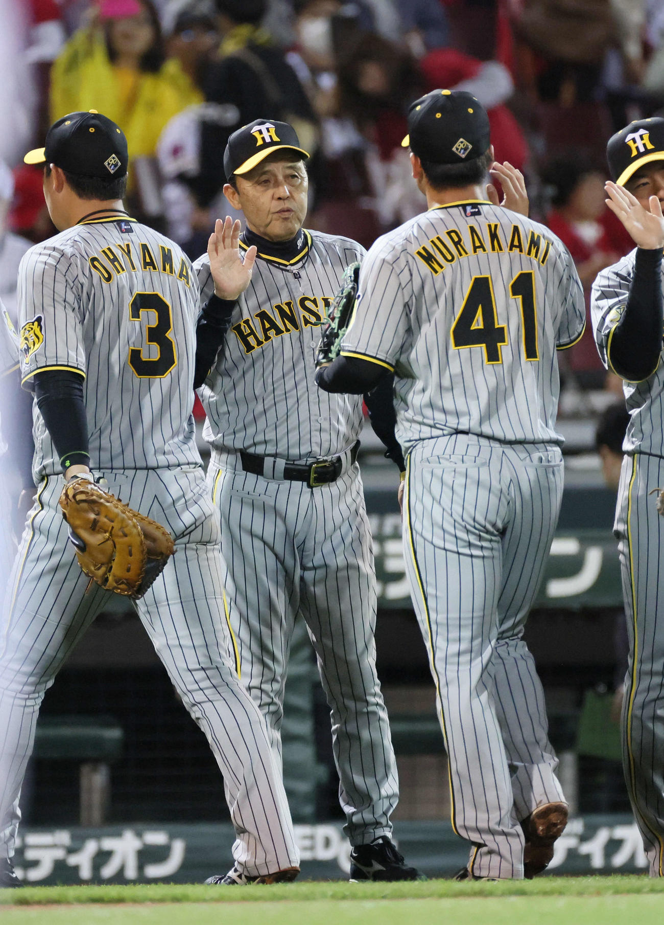 広島対阪神　完投勝利の村上を迎える岡田監督（中央）（撮影・加藤孝規）