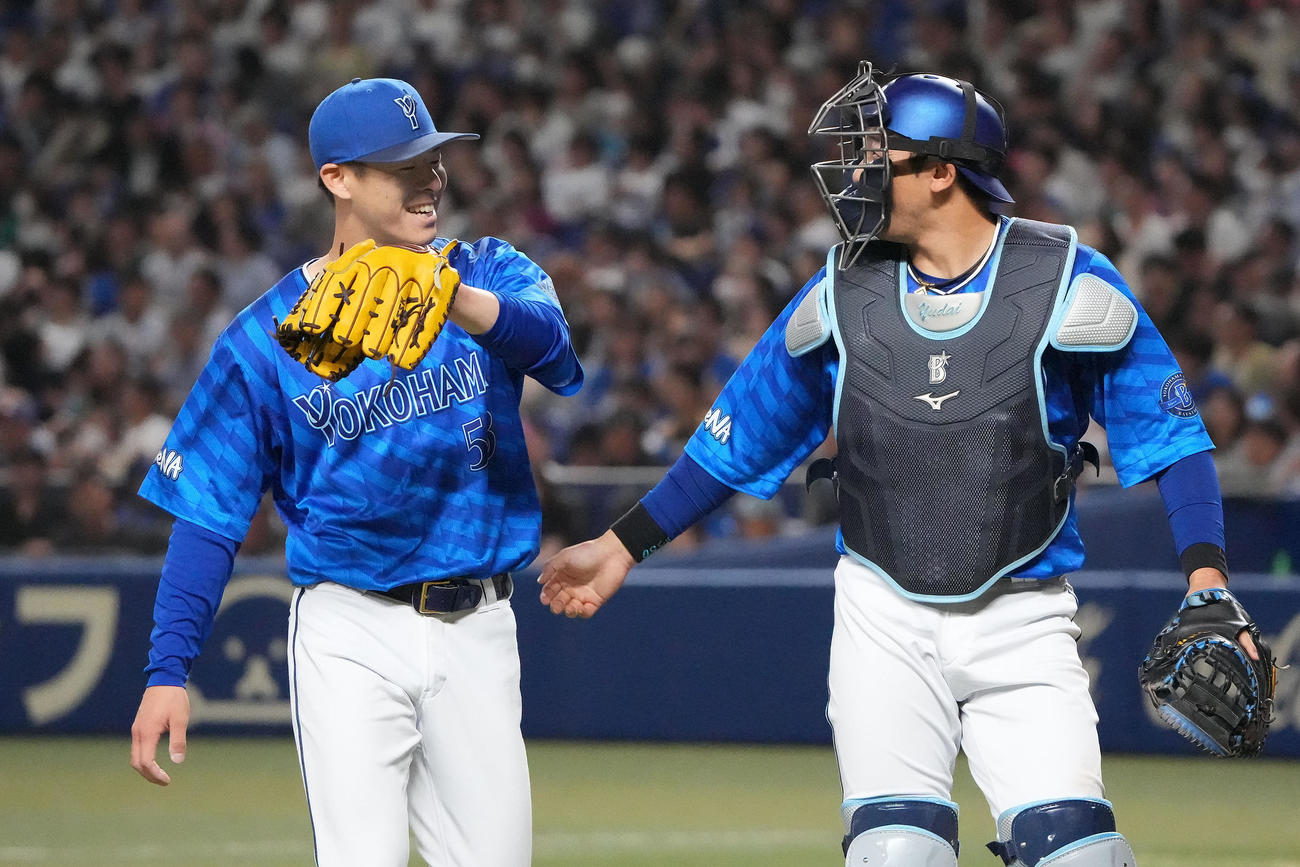中日対DeNA 6回終了、山本とタッチを交わしベンチへ戻る中川颯（左）（撮影・森本幸一）