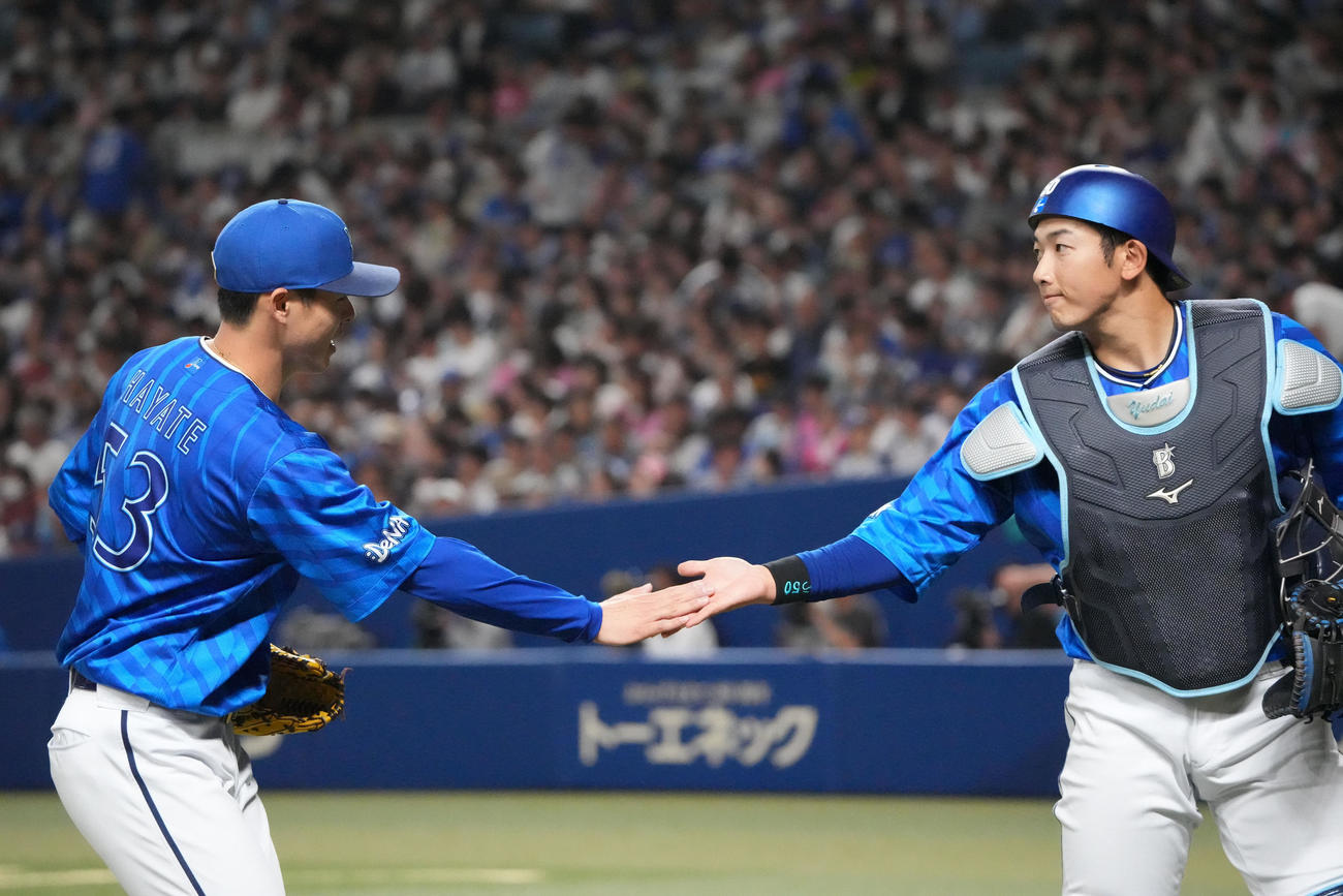 中日対DeNA 4回終了、山本とタッチを交わしベンチへ戻る中川颯（左）（撮影・森本幸一）