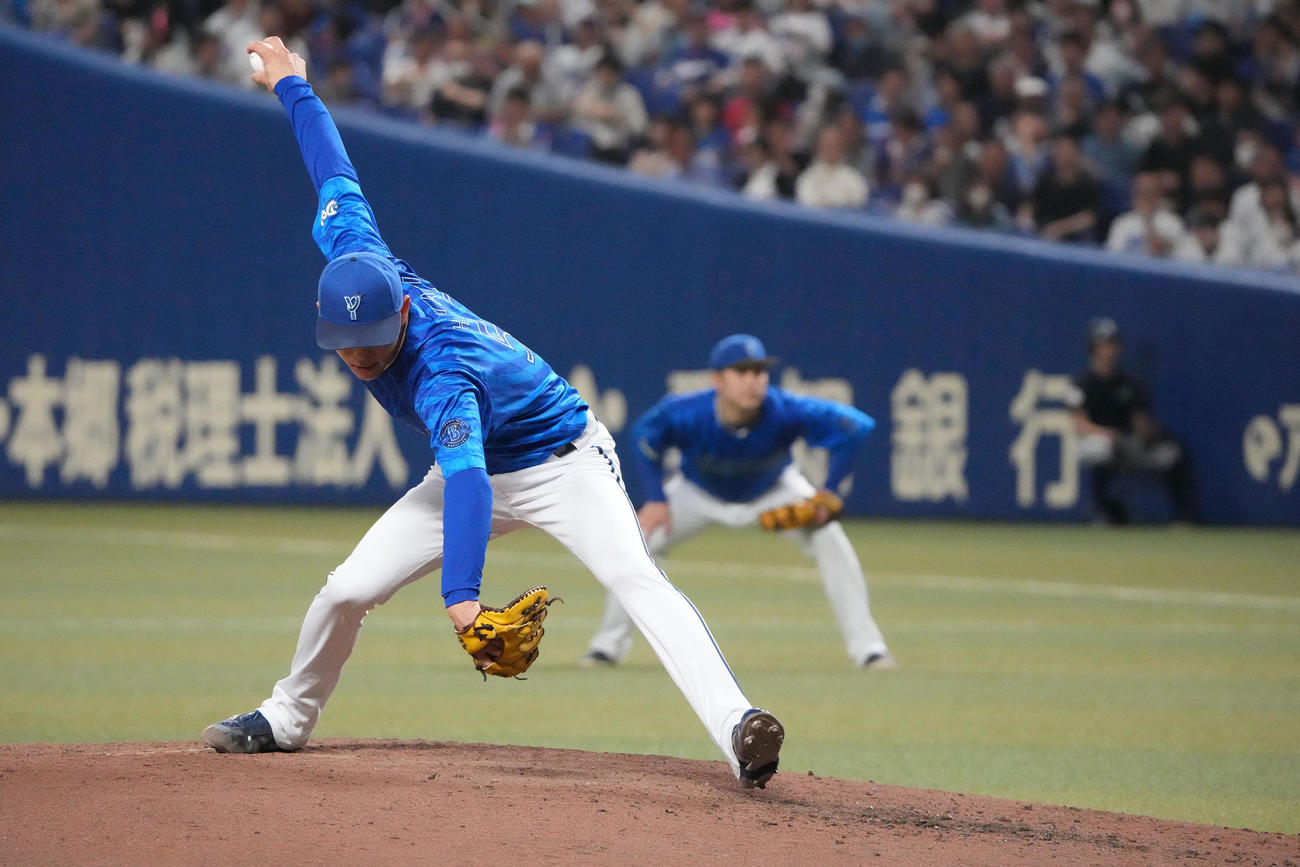 中日対DeNA 4回裏、力投するDeNA先発の中川颯（撮影・森本幸一）