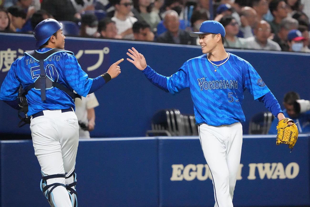 中日対DeNA 2回終了、山本と言葉を交わしベンチへ戻る中川颯（右）（撮影・森本幸一）